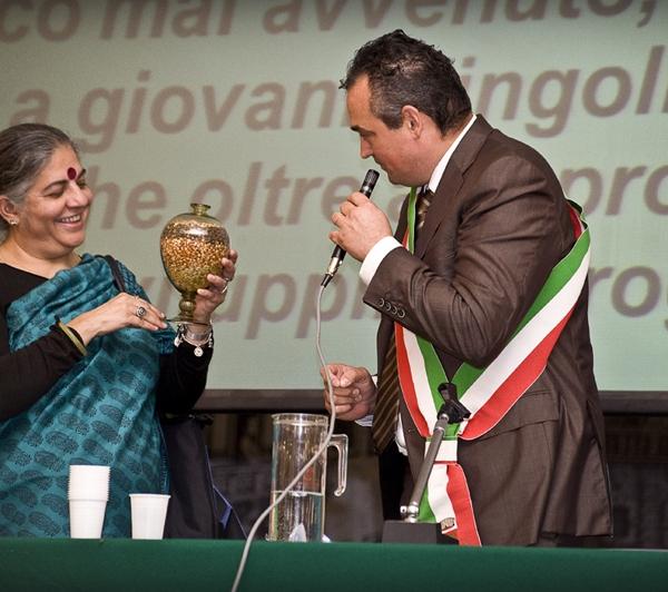 Riflessioni e materiali dopo la giornata con Vandana Shiva